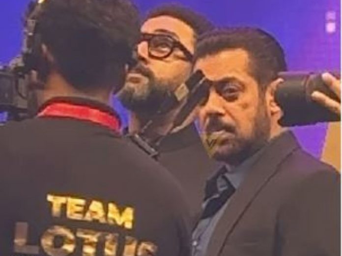 Salman Khan And Abhishek bacchan Hug In Anand pandit Birthday party